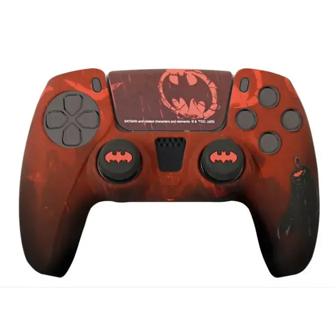 FR-TEC PACK OFICIAL DE BATMAN FUNDA DE SILICONA + GRIPS PARA JOYSTICKS PARA DUALSENSE - DISEÑO INSPIRADO EN COMICS - STICKER PARA EL TOUCHPAD - COLOR ROJO