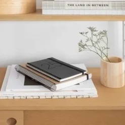 MIQUELRIUS AGENDA ANUAL (2025) MIQUELRIUS RECYCLED ESPIRAL TAPA DURA CON GOMA PLUS 155X213 S/V NEGRO