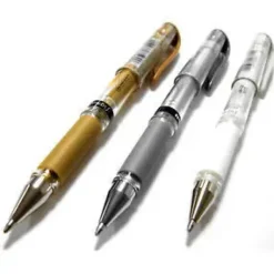 UNI-BALL SIGNO BROAD BOLIGRAFO DE GEL - PUNTA DE ACERO INOXIDABLE 1 MM. - TRAZO 0.60 MM. APROX. - TINTA GEL - SUJECION DE CAUCHO - COLORES ORO, PLATA Y BLANCO - EXPOSITOR DE 36 UD